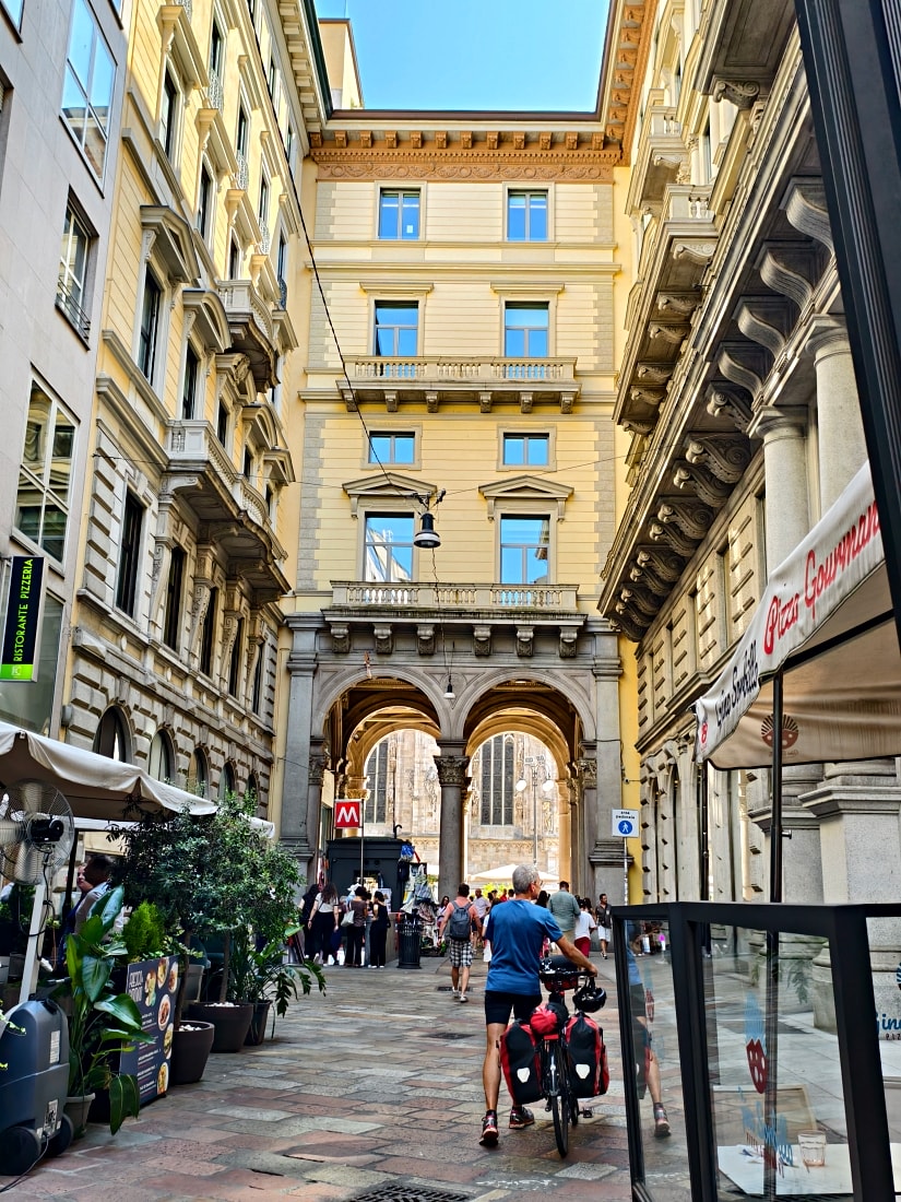 義大利 |多洛米蒂旅程D2-2_米蘭。但丁街。艾曼紐二世迴廊 。Navigli 運河 - 第9張圖 義大利 |多洛米蒂旅程D2-2_米蘭。但丁街。艾曼紐二世迴廊 。Navigli 運河