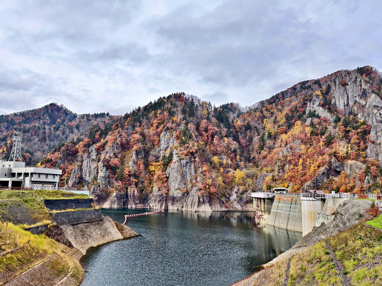 北海道 ｜2025 尋找楓紅角落。北海道神宮。豐平峽岩壁楓葉
